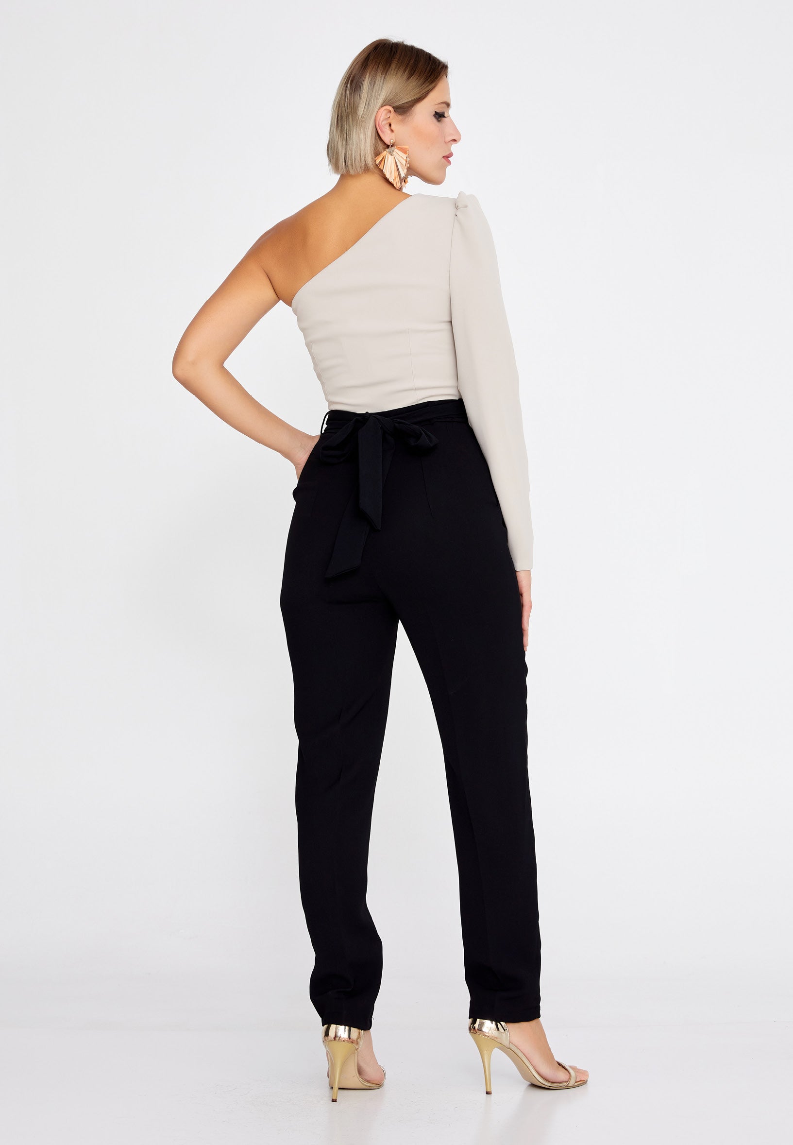 Élan One-Shoulder Crepe Jumpsuit – Beige & Black